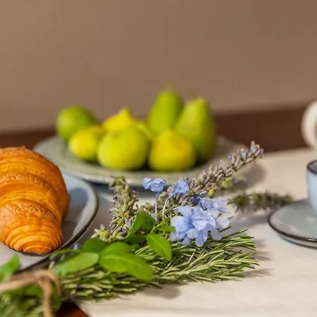Dritta Al Cuore & Pool Bed and Breakfast